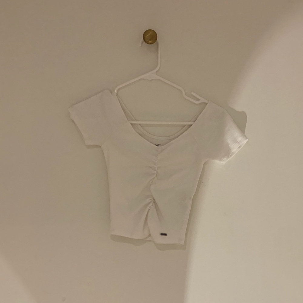 white hollister crop 🤍